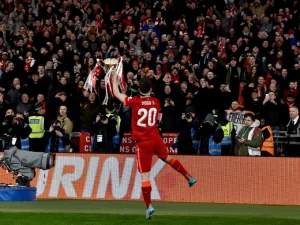 O mundo do futebol recebeu com profunda tristeza a notícia da morte de Diogo Jota, atacante do Liverpool FC e camisa número 20, vítima de um trágico acidente de carro na Espanha no dia 3 de julho de 2025. Aos 28 anos, o jogador português viajava com o irmão, André Silva, quando o veículo colidiu na autoestrada A‑52, próximo a Zamora. Nenhum dos dois sobreviveu.