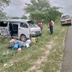 Imagem do local do acidente em Maluana, estrada Maputo–Manhiça, mostrando viaturas envolvidas e equipas de socorro a prestar assistência.