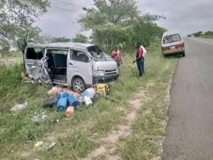 Imagem do local do acidente em Maluana, estrada Maputo–Manhiça, mostrando viaturas envolvidas e equipas de socorro a prestar assistência.