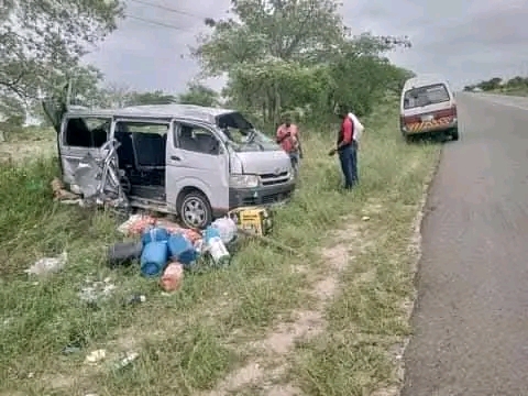Imagem do local do acidente em Maluana, estrada Maputo–Manhiça, mostrando viaturas envolvidas e equipas de socorro a prestar assistência.